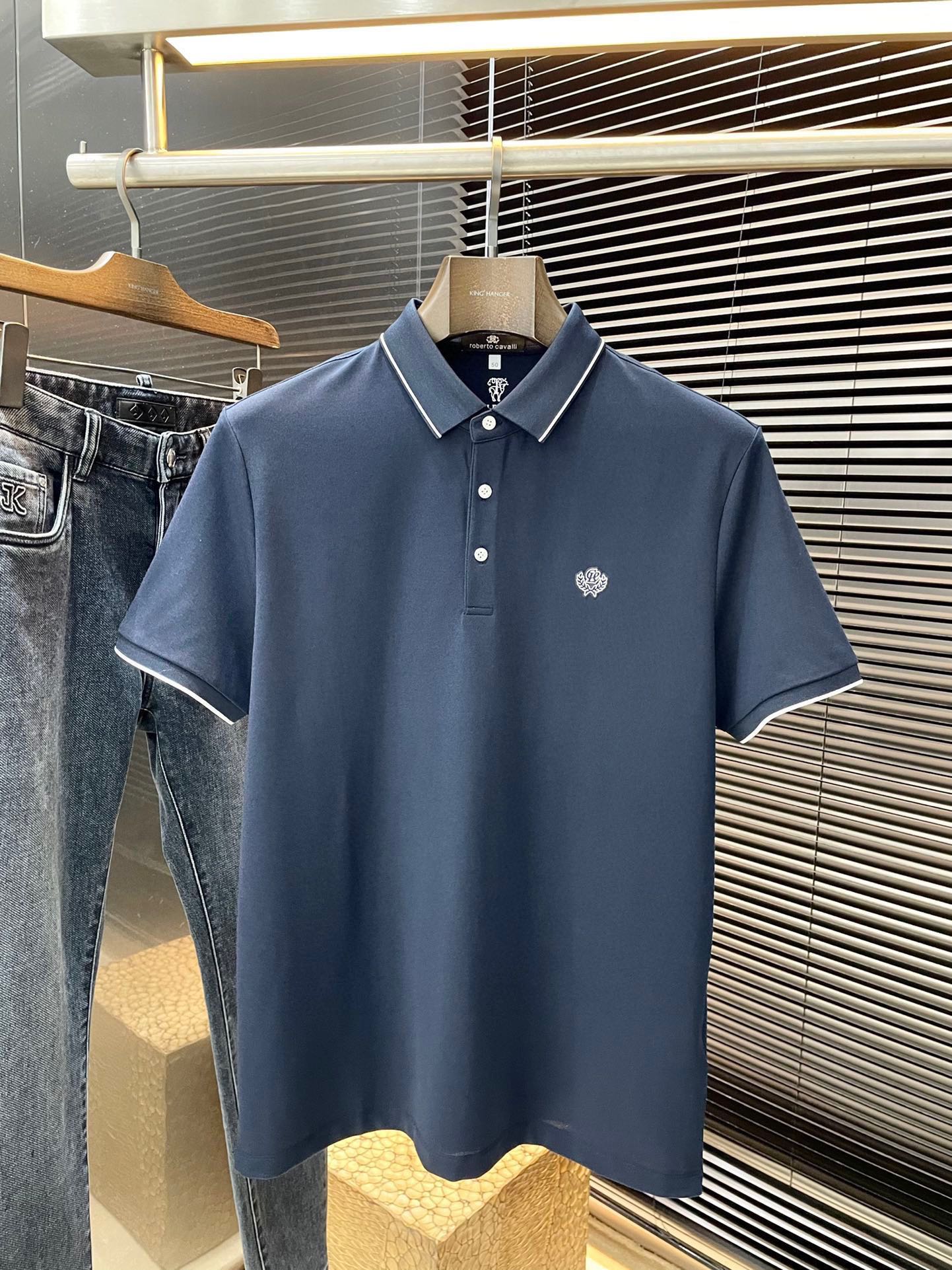 NO:446614,P Cavalli- (Cavalli) The latest POLO short-sleeved spring and summer, uses the latest polyester fiber mulberry silk fabric, which is resistant to washing and not easy to fade, has a soft feel and soft and comfortable composition. Classic design style, special customization, simple cutting and splicing, reflecting the extraordinary craftsmanship of workers, full of high-end and fashionable feeling!  The style is quite good and casual and versatile. Size M-3XL is shipped the next day, T-shirt, alexander wang19860909P  Cavalli-（卡瓦利） 春夏最新款POLO短袖,采用最新聚脂纤维桑蚕丝面料,耐水洗不易掉色,手感柔软、成分柔软舒适 经典设计风格 特殊定制 简单的裁剪方式拼接,体现出工人不凡的工艺,高端时尚感十足！版型相当赞休闲百搭款.尺码 M-3XL 隔天出货,,T-shirt,alexander wang,Men's clothing