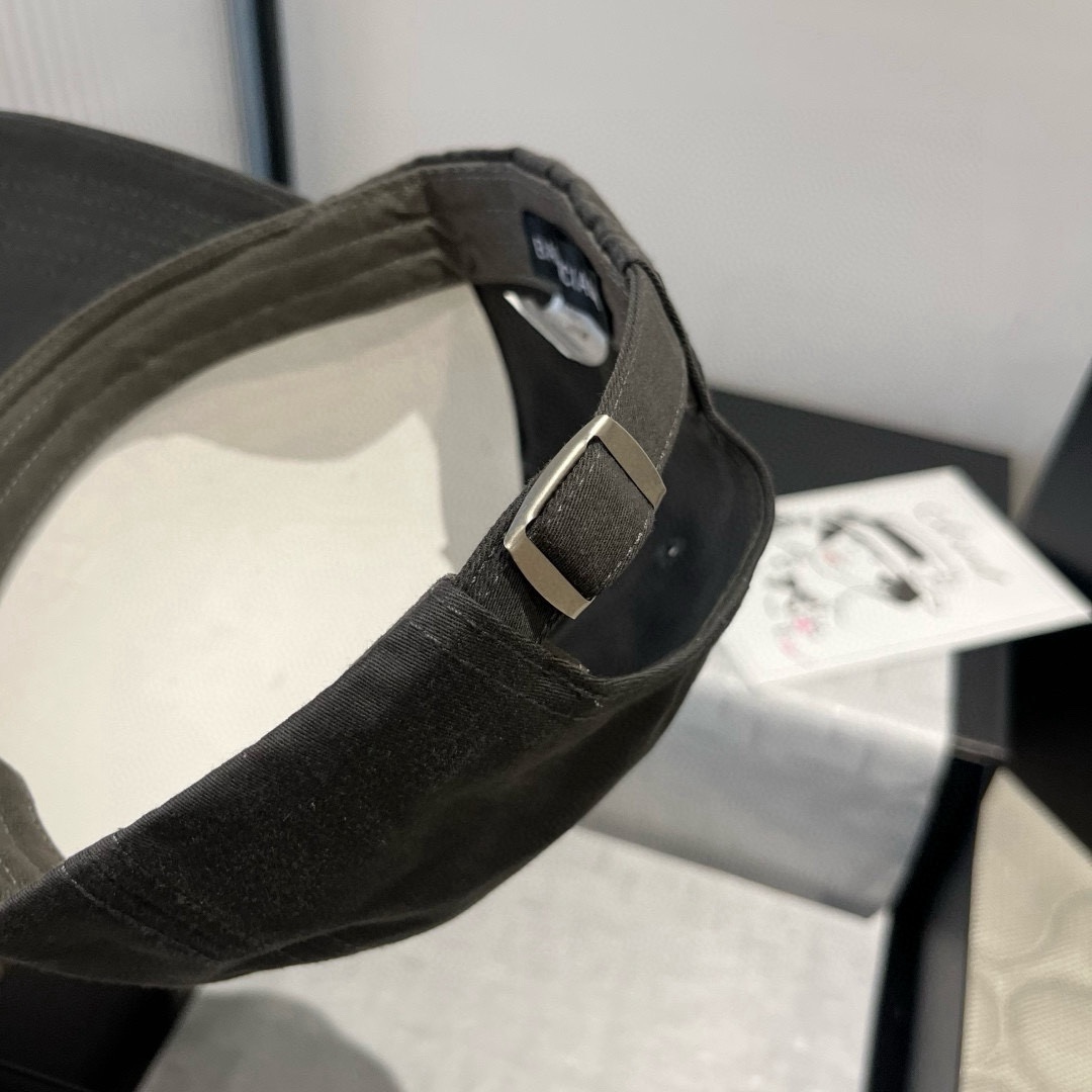 🆕

巴黎世家新款鸭舌帽，头围57cm