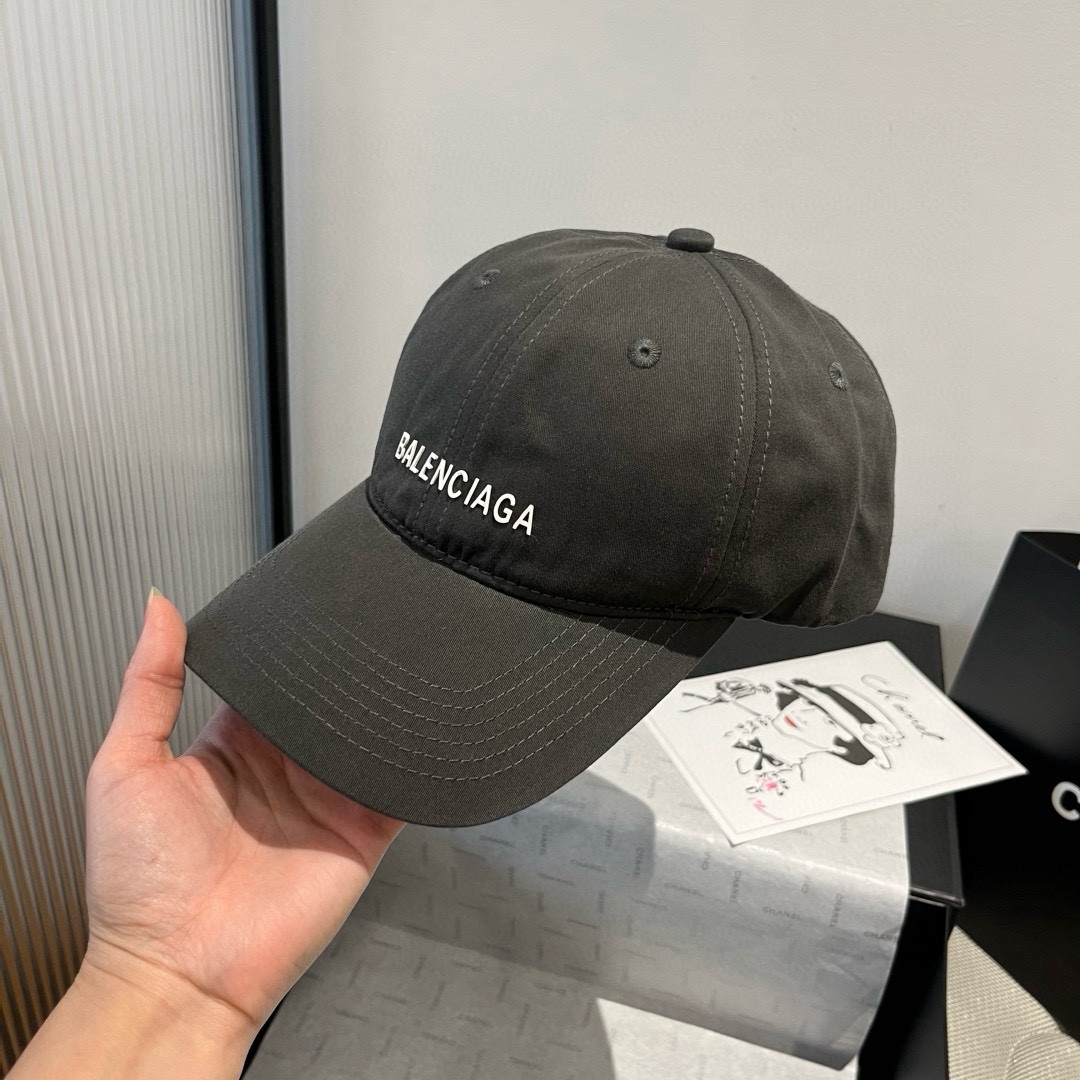 🆕

巴黎世家新款鸭舌帽，头围57cm