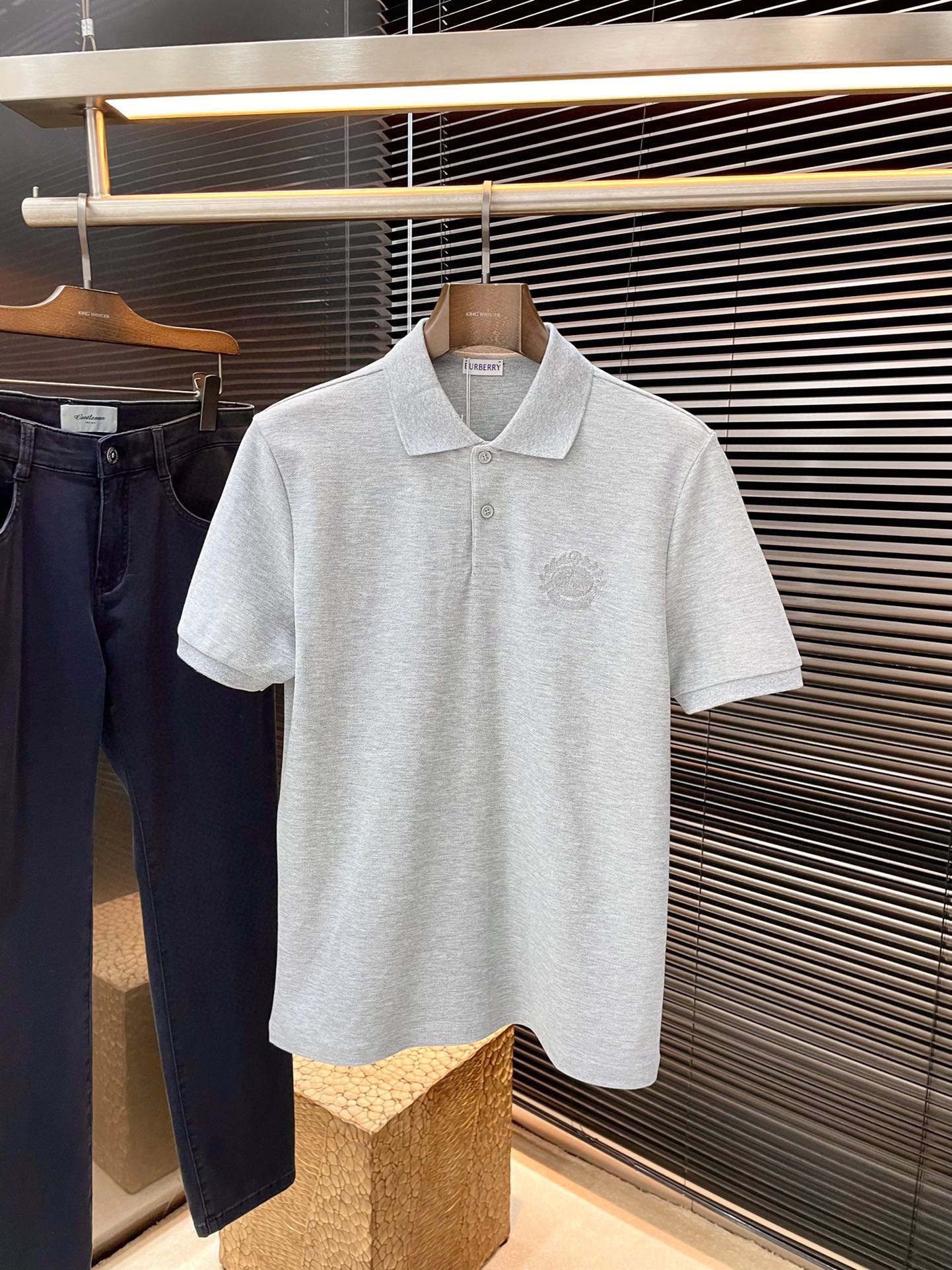 NO:446627,P Burberry- (Burberry) new 4-color Polo shirt, this polo is made of cotton beaded mesh fabric and is refined in an Italian workshop. It is embroidered with classic equestrian knight logo (EKD) embroidery, presenting a slim fit. From the Burberry classic series, it interprets the essential style of the wardrobe in a distinct brand style. It is engraved with BBR English letter shell button placket, the style is super straight, and the upper body is very handsome, highly recommended!  Color Black White Gray Khaki S M L XL,,burberry,burberry,alexander wang19860909P  Burberry-（巴宝莉）新款4色Polo衫,这款polo选用棉质珠地网眼布面料打造,于意大利工坊精制而成.饰有经典马术骑士徽标(EKD)刺绣,呈现修身版型.来自Burberry 经典之作系列,以鲜明品牌风格诠释衣橱必备款式.刻有BBR英文字母贝壳纽扣开襟,版型超正,上身非常帅气,强烈推荐！颜色 黑色 白色 灰色 卡其色 码数 S M L XL,,burberry,burberry,alexander wang,Men's clothing