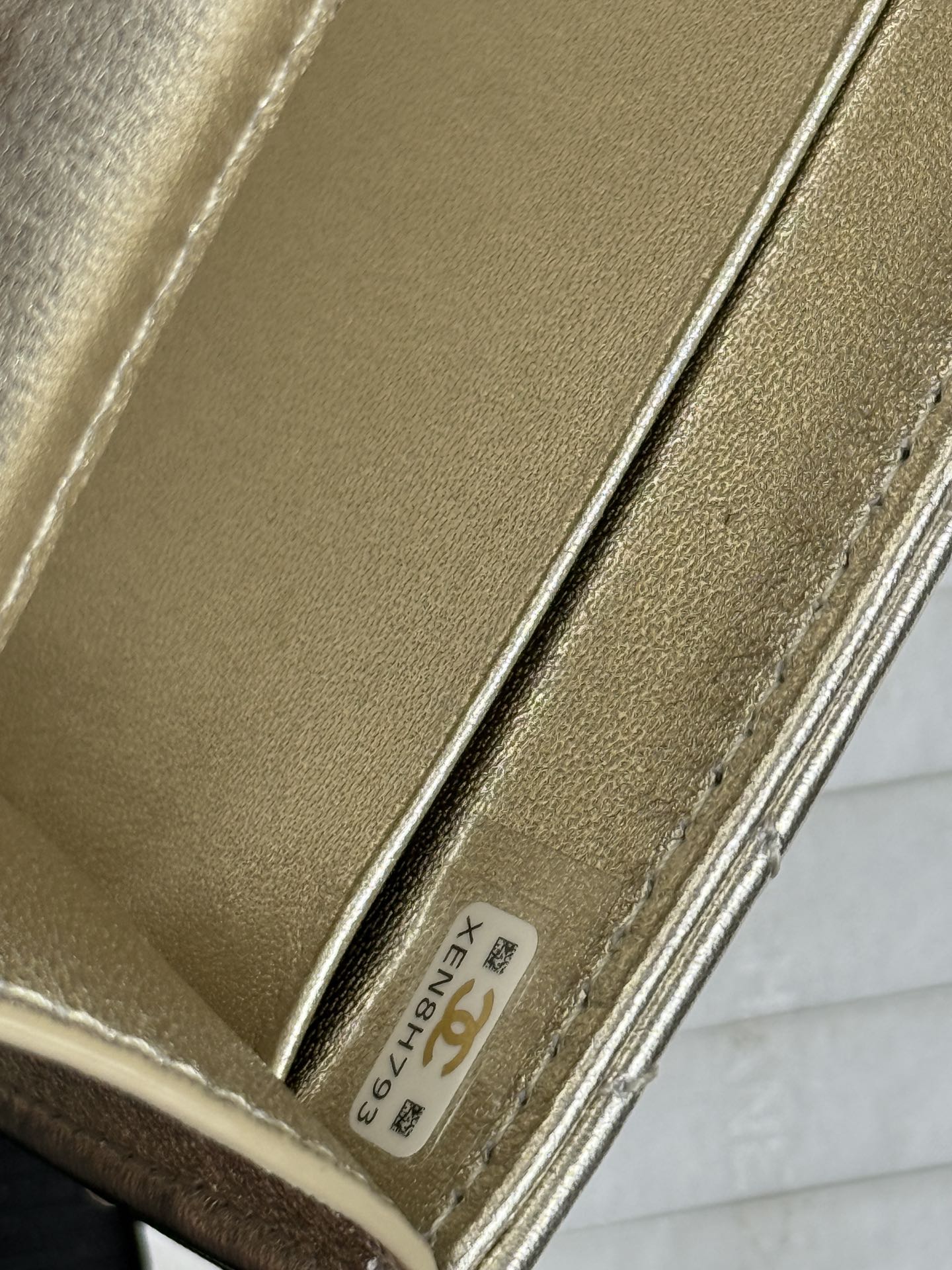  原厂皮 现货25S Kelly 横版 👜经典菱格纹yyds
🌟设计亮点：
交叉镂空手柄，硬挺有型，提在手上瞬间提升精致感，而且还很特别，区别于普通包包的手柄设计，满满的高级感。
搭配的细细长链条，长度很友好，斜背到腰下位置，很显身材比例，单肩背又随性优雅 。
🛍容量表现：
别看它外表精致小巧，容量还是很感人的。iPhone promax放进去轻轻松松 ，再塞下纸巾、口红、车钥匙这些小物件完全没问题，日常出门所需都能装下！
👜材质质感：
颗粒压花亮面小牛皮，摸起来手感超棒，耐磨又耐造，完全不用担心日常使用会刮花。搭配金色金属，整体质感拉满，拿在手上就是贵气十足 。size：18*10*4.5cm99194