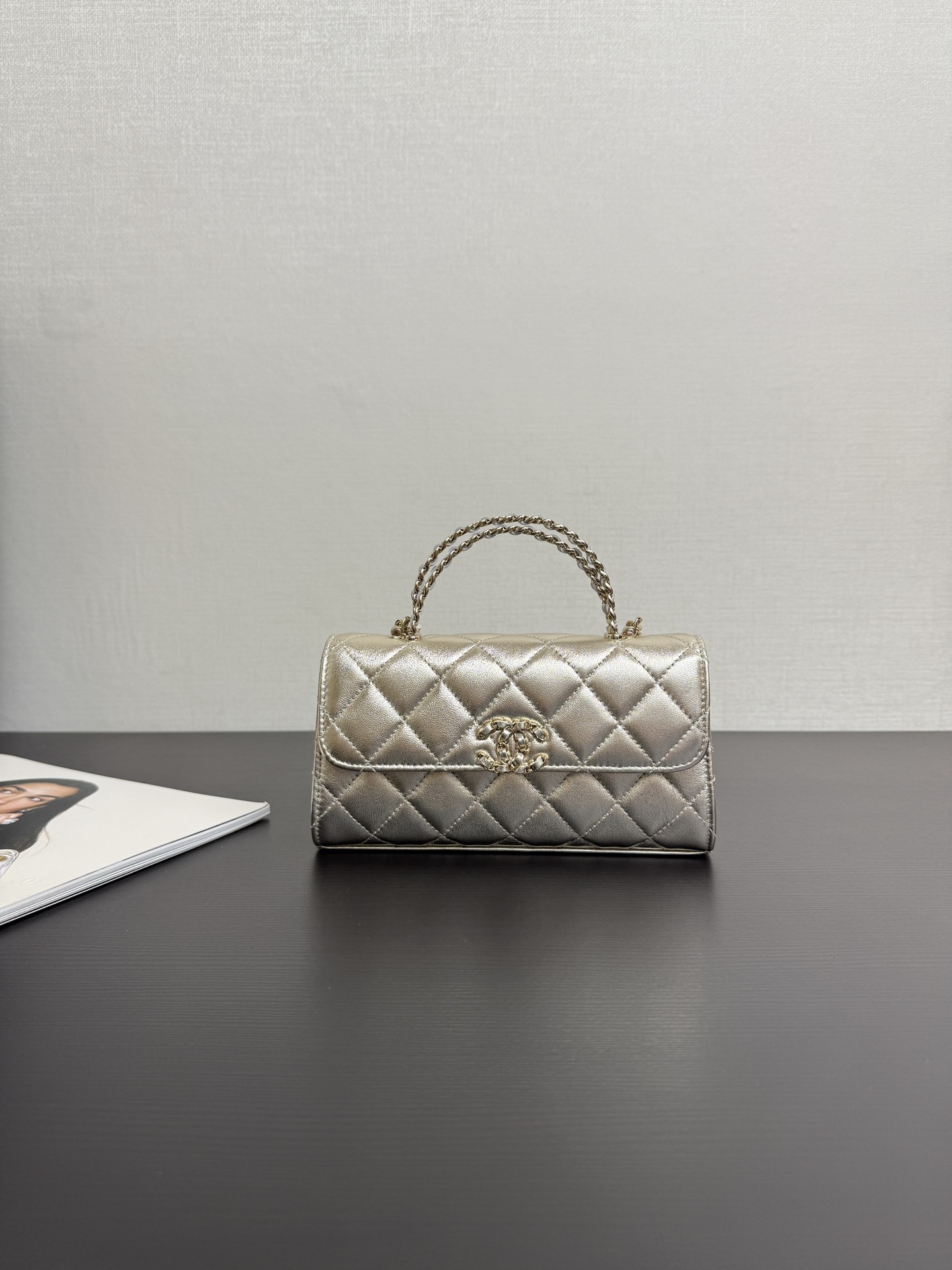  原厂皮 现货25S Kelly 横版 👜经典菱格纹yyds
🌟设计亮点：
交叉镂空手柄，硬挺有型，提在手上瞬间提升精致感，而且还很特别，区别于普通包包的手柄设计，满满的高级感。
搭配的细细长链条，长度很友好，斜背到腰下位置，很显身材比例，单肩背又随性优雅 。
🛍容量表现：
别看它外表精致小巧，容量还是很感人的。iPhone promax放进去轻轻松松 ，再塞下纸巾、口红、车钥匙这些小物件完全没问题，日常出门所需都能装下！
👜材质质感：
颗粒压花亮面小牛皮，摸起来手感超棒，耐磨又耐造，完全不用担心日常使用会刮花。搭配金色金属，整体质感拉满，拿在手上就是贵气十足 。size：18*10*4.5cm99194