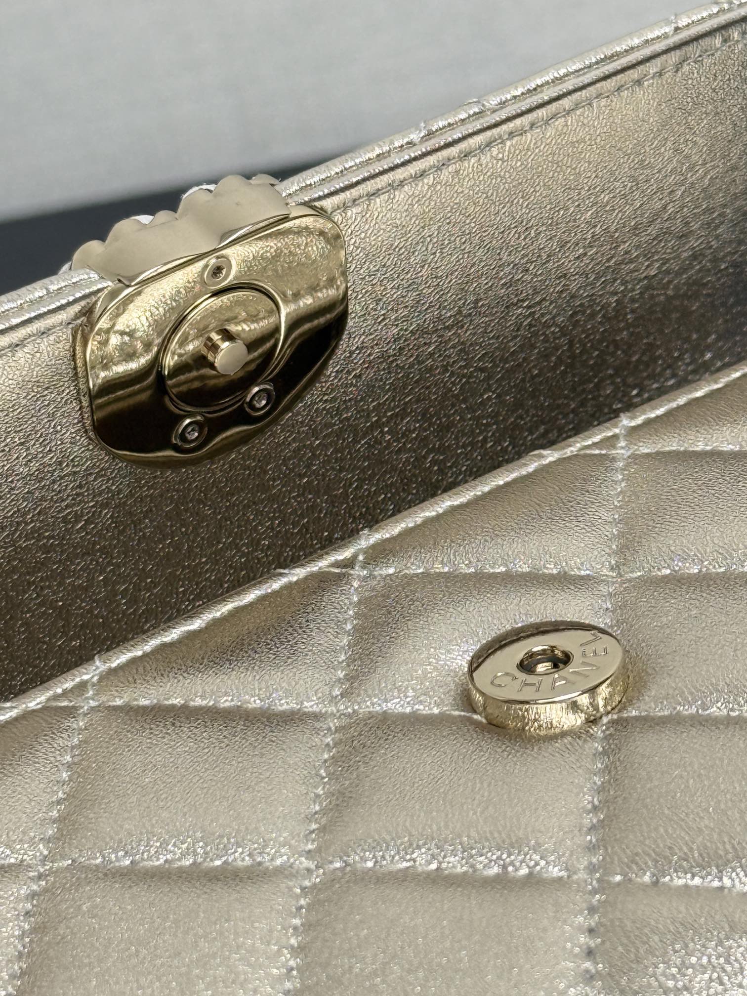  原厂皮 现货25S Kelly 横版 👜经典菱格纹yyds
🌟设计亮点：
交叉镂空手柄，硬挺有型，提在手上瞬间提升精致感，而且还很特别，区别于普通包包的手柄设计，满满的高级感。
搭配的细细长链条，长度很友好，斜背到腰下位置，很显身材比例，单肩背又随性优雅 。
🛍容量表现：
别看它外表精致小巧，容量还是很感人的。iPhone promax放进去轻轻松松 ，再塞下纸巾、口红、车钥匙这些小物件完全没问题，日常出门所需都能装下！
👜材质质感：
颗粒压花亮面小牛皮，摸起来手感超棒，耐磨又耐造，完全不用担心日常使用会刮花。搭配金色金属，整体质感拉满，拿在手上就是贵气十足 。size：18*10*4.5cm99194