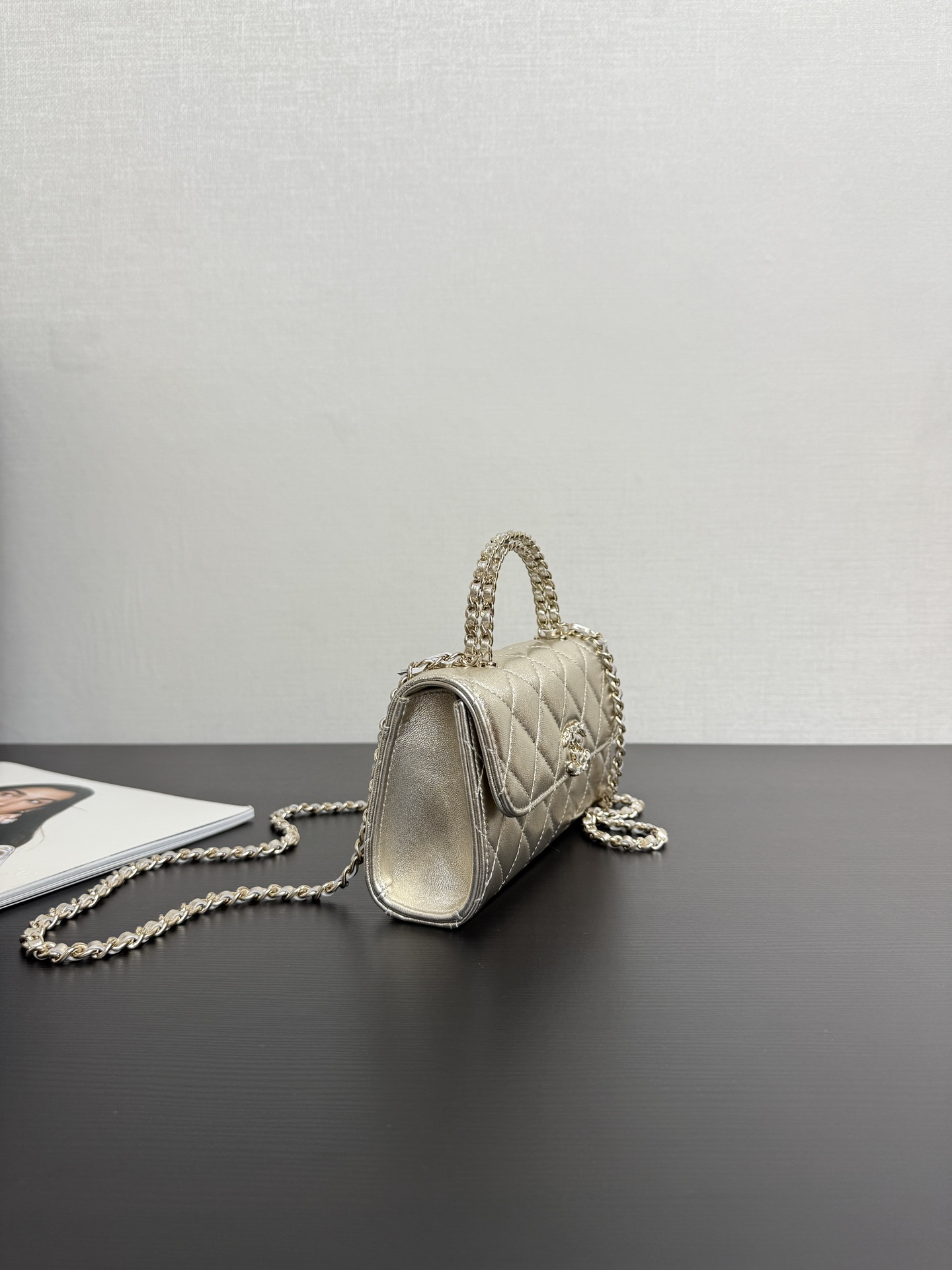  原厂皮 现货25S Kelly 横版 👜经典菱格纹yyds
🌟设计亮点：
交叉镂空手柄，硬挺有型，提在手上瞬间提升精致感，而且还很特别，区别于普通包包的手柄设计，满满的高级感。
搭配的细细长链条，长度很友好，斜背到腰下位置，很显身材比例，单肩背又随性优雅 。
🛍容量表现：
别看它外表精致小巧，容量还是很感人的。iPhone promax放进去轻轻松松 ，再塞下纸巾、口红、车钥匙这些小物件完全没问题，日常出门所需都能装下！
👜材质质感：
颗粒压花亮面小牛皮，摸起来手感超棒，耐磨又耐造，完全不用担心日常使用会刮花。搭配金色金属，整体质感拉满，拿在手上就是贵气十足 。size：18*10*4.5cm99194