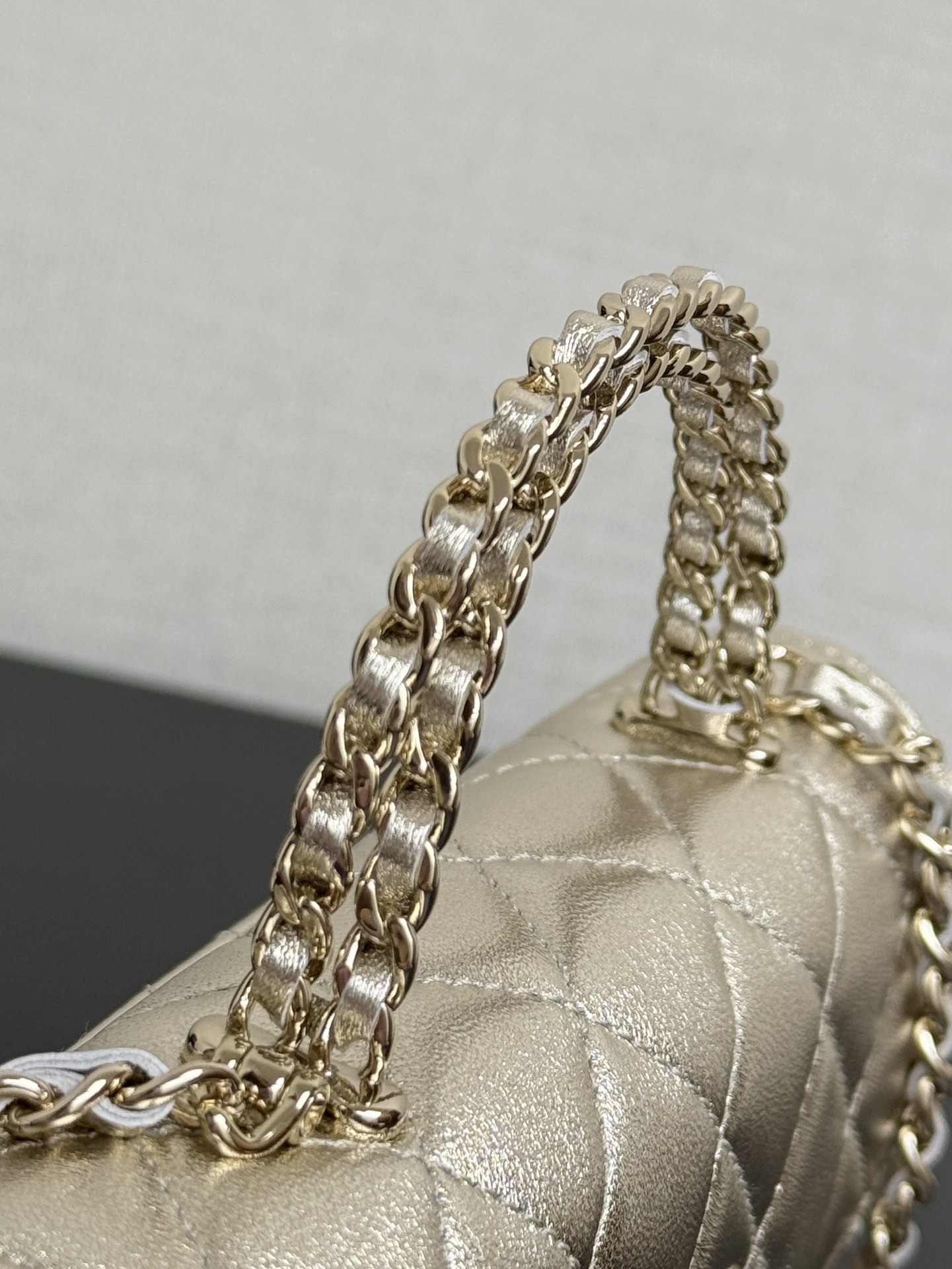  原厂皮 现货25S Kelly 横版 👜经典菱格纹yyds
🌟设计亮点：
交叉镂空手柄，硬挺有型，提在手上瞬间提升精致感，而且还很特别，区别于普通包包的手柄设计，满满的高级感。
搭配的细细长链条，长度很友好，斜背到腰下位置，很显身材比例，单肩背又随性优雅 。
🛍容量表现：
别看它外表精致小巧，容量还是很感人的。iPhone promax放进去轻轻松松 ，再塞下纸巾、口红、车钥匙这些小物件完全没问题，日常出门所需都能装下！
👜材质质感：
颗粒压花亮面小牛皮，摸起来手感超棒，耐磨又耐造，完全不用担心日常使用会刮花。搭配金色金属，整体质感拉满，拿在手上就是贵气十足 。size：18*10*4.5cm99194
