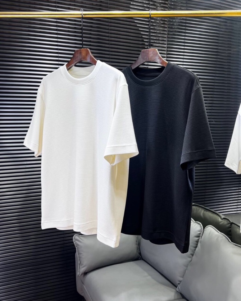 🔥Loro Piana 诺悠翩雅L新作，\n宝子们，夏天的命都是这件微廓短袖圆领T恤给的！\n微廓版型藏