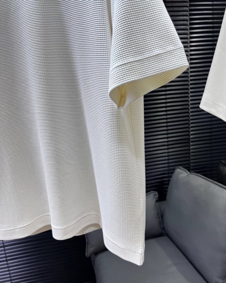 🔥Loro Piana 诺悠翩雅L新作，\n宝子们，夏天的命都是这件微廓短袖圆领T恤给的！\n微廓版型藏