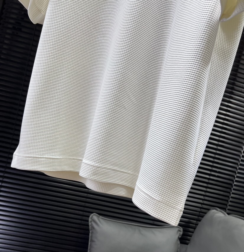 🔥Loro Piana 诺悠翩雅L新作，\n宝子们，夏天的命都是这件微廓短袖圆领T恤给的！\n微廓版型藏