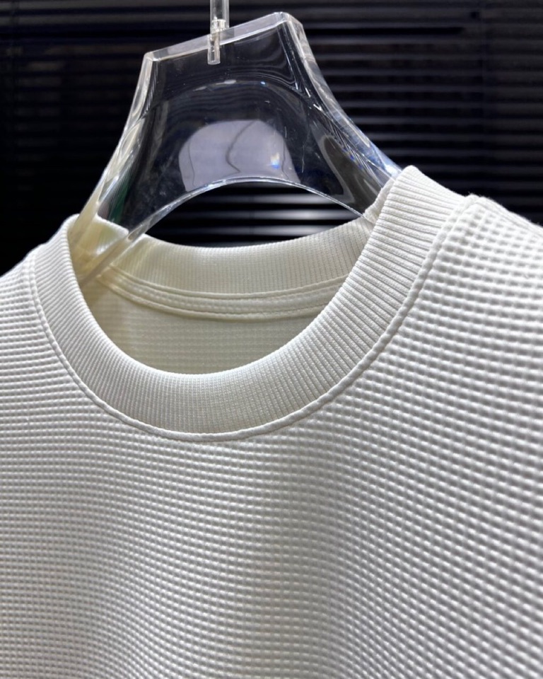🔥Loro Piana 诺悠翩雅L新作，\n宝子们，夏天的命都是这件微廓短袖圆领T恤给的！\n微廓版型藏