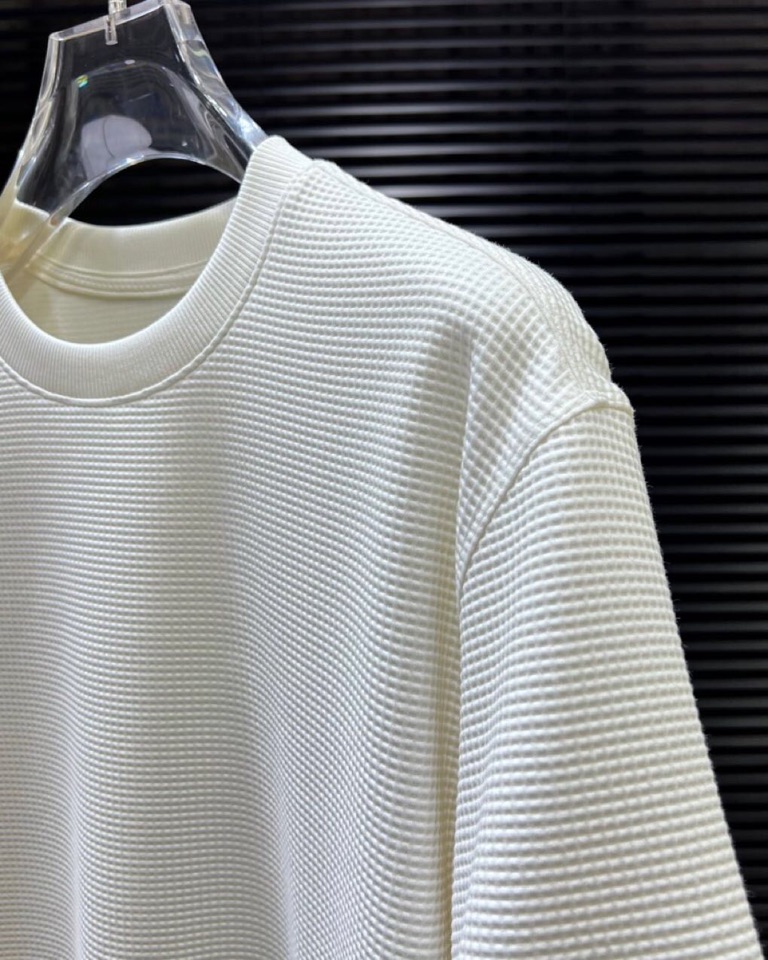 🔥Loro Piana 诺悠翩雅L新作，\n宝子们，夏天的命都是这件微廓短袖圆领T恤给的！\n微廓版型藏