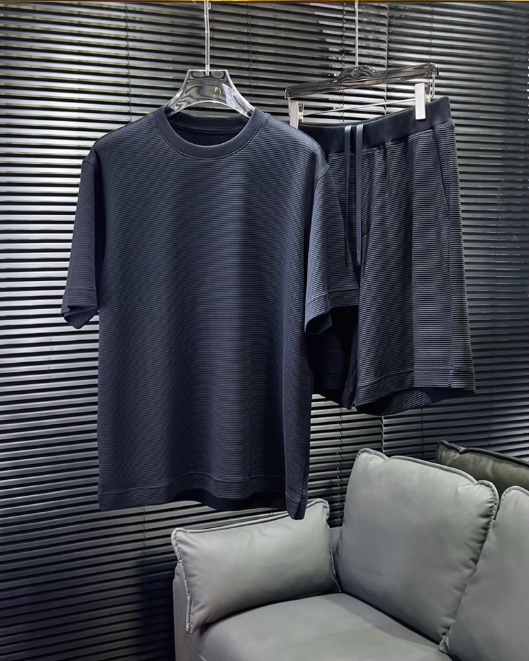 🔥Loro Piana 诺悠翩雅L新作，微廓短袖圆领T恤套装，\n微廓版型藏肉一绝，轻松修饰身形，告别臃