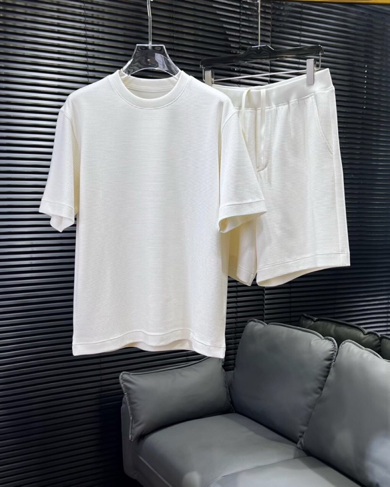🔥Loro Piana 诺悠翩雅L新作，微廓短袖圆领T恤套装，\n微廓版型藏肉一绝，轻松修饰身形，告别臃