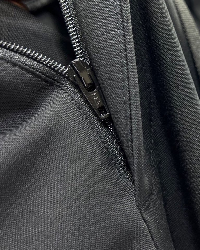 🔥Armani  阿玛尼 高奢爆款羊毛醋酸休闲裤，版型挺括，色彩鲜艳，经久耐穿。布面有纹路格子机理感，多