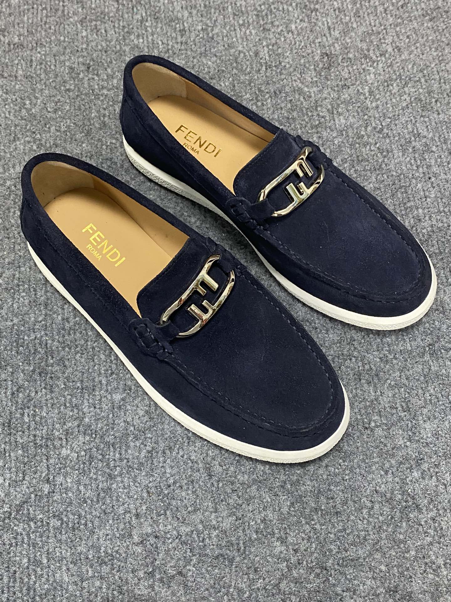 NO:346003,【FENDI New Milan men's fashion lazy catwalk fashion fashion casual bean shoes imported calfskin fabric super smooth texture sweat-absorbing and breathable, (cowhide inner lining). Shoe body metal LOGO Medusa avatar irregular avatar high-quality craftsmanship logo French Love foot design style low-key and generous, excellent footing effect is excellent. Men's shoes size 38-46 (customized for 4.11.12), fendi, fendi, loafers, cowhide19860909【FENDI 芬迪 新米兰男时装懒人走秀款时尚休闲豆豆鞋 进口小牛皮面料 超滑质感 吸汗透气 ,（牛皮内里）.鞋身金属LOGO美杜莎头像不规则头像高级工艺标志法国乐福套脚设计风格 低调大方 上脚效果超赞..男鞋码数38-46（4.11.12订做）,,fendi,fendi,loafers,cowhide,Men's shoes