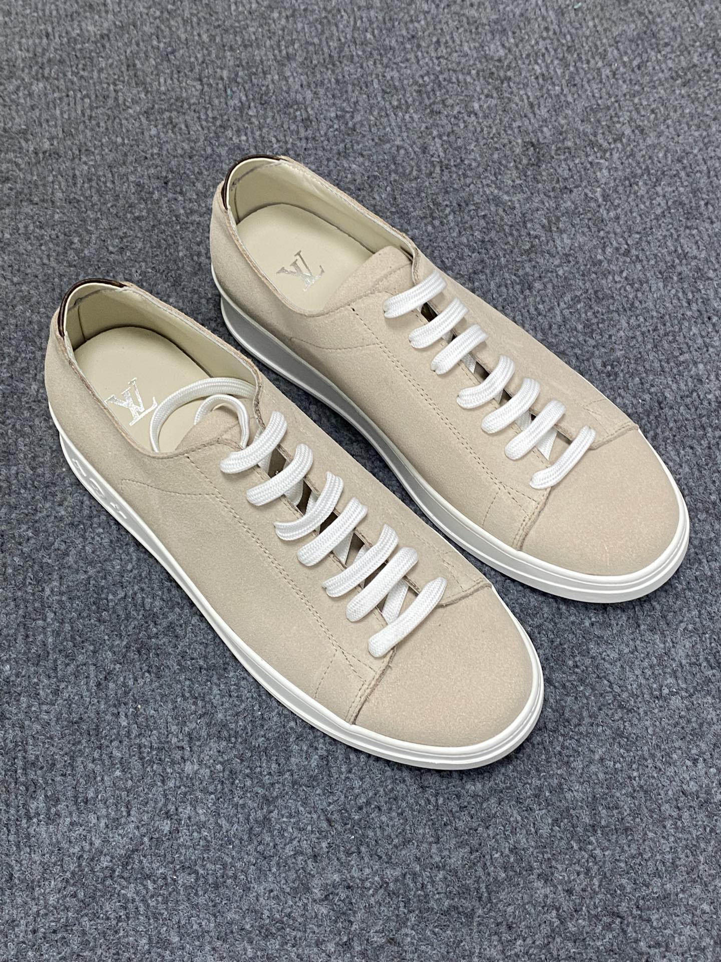 NO:356578,(All high-end boutique cowhide inner lining) LV latest genuine leather business suit shoes are on the market simultaneously, imported from Italy, first layer cowhide is made of one-to-one, 1:1 (anti-slip, wear-resistant rubber sole). It is versatile in dressing, high-end and classy, ​​and the color combination is extraordinary. This four-season model is charming when worn on the feet and shows the temperament of the big brand. Standard code 39/44 can be ordered 38..45.46.47,,louis vuitton, business suit, cowhide19860909（全高端精品牛皮内里）LV最新真皮商务西装鞋官网同步上市,意大利进口 头层牛皮一比一重金打造,官网1:1 (防滑耐磨橡胶大底) .穿着百搭,高档不失档次,彩色搭配气度不凡.此款四季款,穿在脚上魅力四射尽显大牌气质.标准码39/44可订38..45.46.47,,louis vuitton,business suit,cowhide,Men's shoes