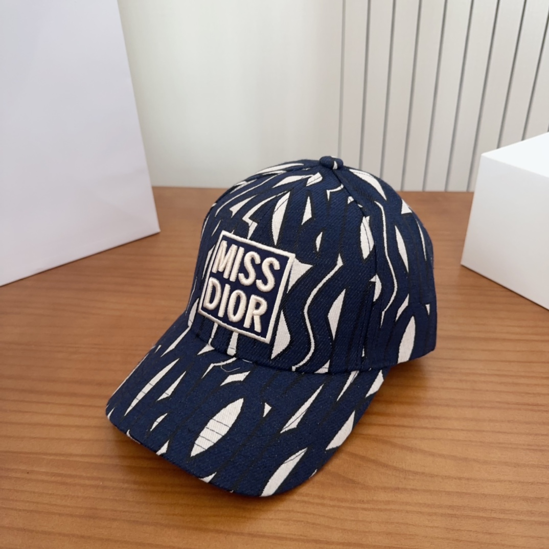 

Dior 迪奥 新款原单棒球帽， 精致純也格调很有感觉，很酷很时尚，专柜断货热门，质量超赞