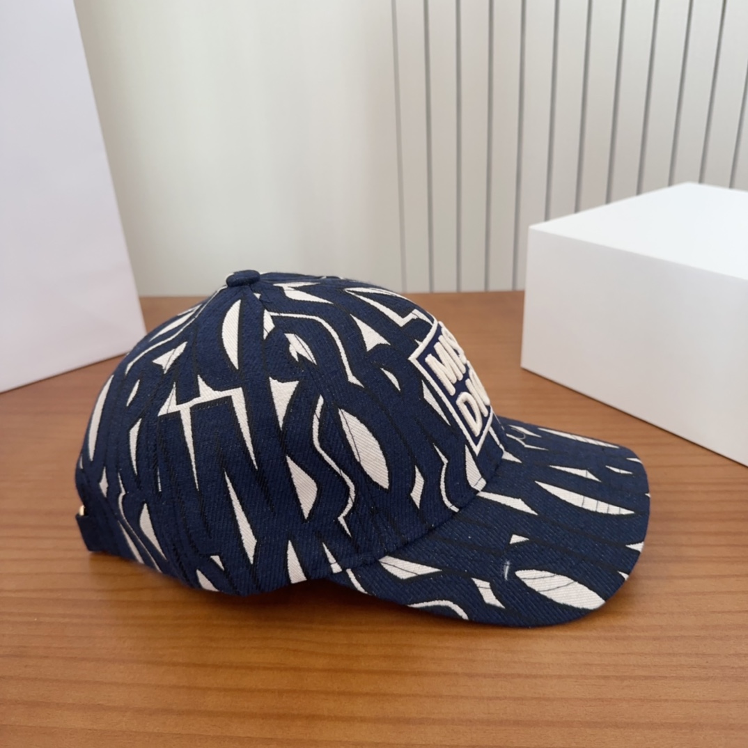 

Dior 迪奥 新款原单棒球帽， 精致純也格调很有感觉，很酷很时尚，专柜断货热门，质量超赞