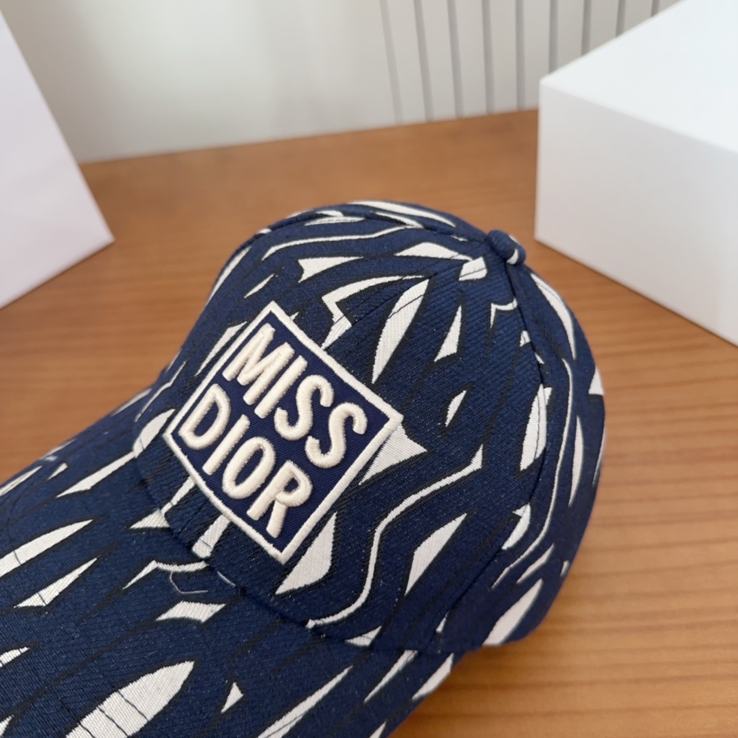 

Dior 迪奥 新款原单棒球帽， 精致純也格调很有感觉，很酷很时尚，专柜断货热门，质量超赞