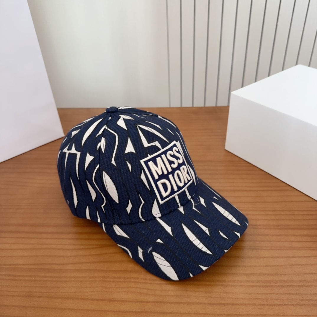 

Dior 迪奥 新款原单棒球帽， 精致純也格调很有感觉，很酷很时尚，专柜断货热门，质量超赞