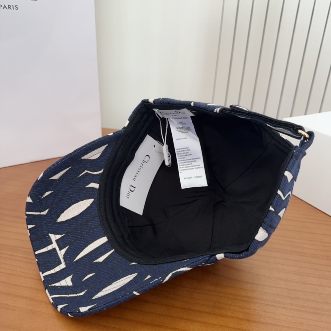 

Dior 迪奥 新款原单棒球帽， 精致純也格调很有感觉，很酷很时尚，专柜断货热门，质量超赞