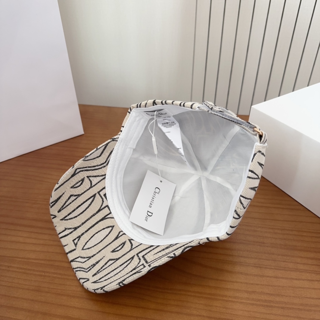 

Dior 迪奥 新款原单棒球帽， 精致純也格调很有感觉，很酷很时尚，专柜断货热门，质量超赞