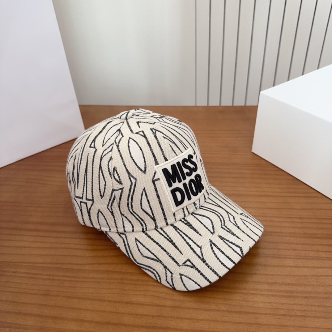 

Dior 迪奥 新款原单棒球帽， 精致純也格调很有感觉，很酷很时尚，专柜断货热门，质量超赞