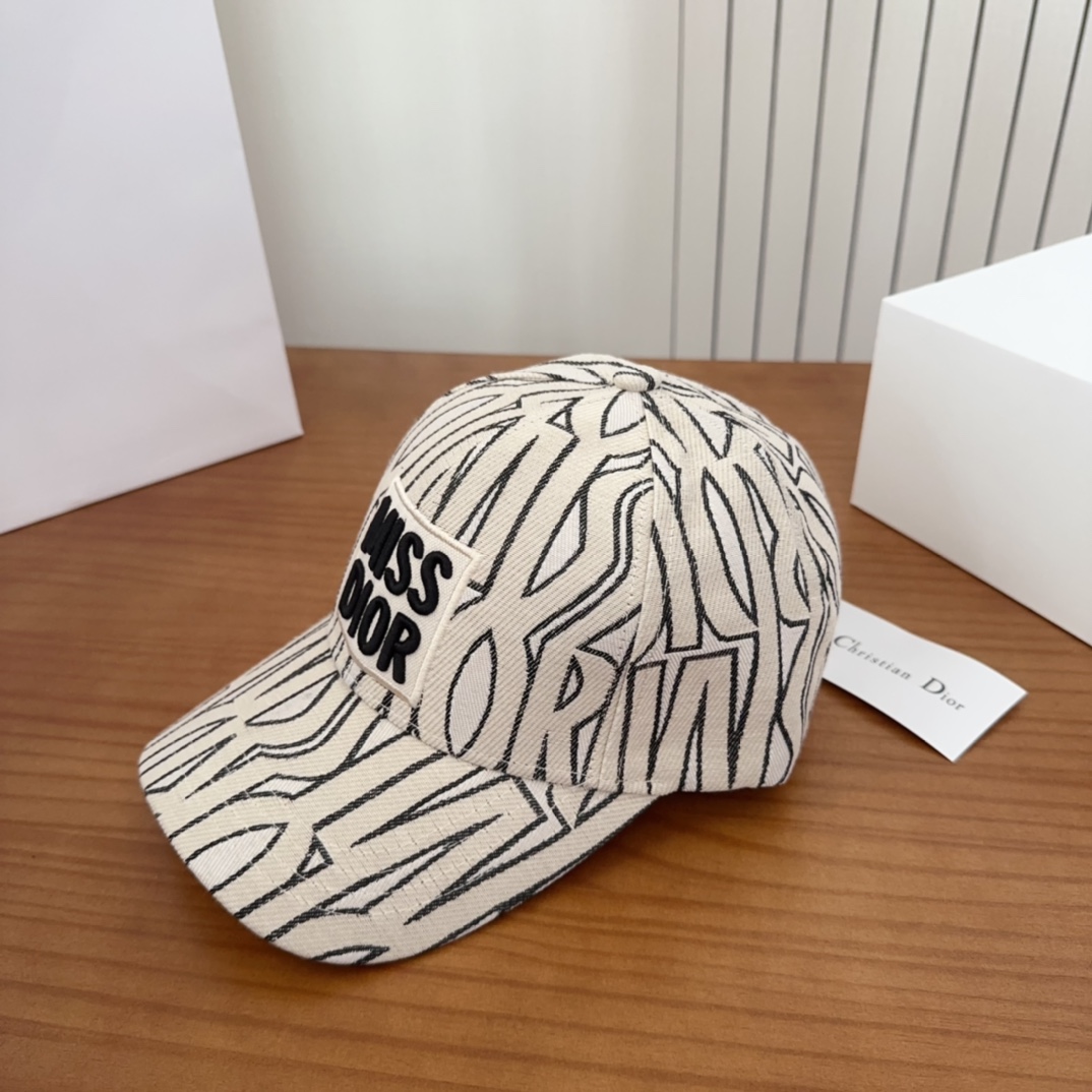 

Dior 迪奥 新款原单棒球帽， 精致純也格调很有感觉，很酷很时尚，专柜断货热门，质量超赞