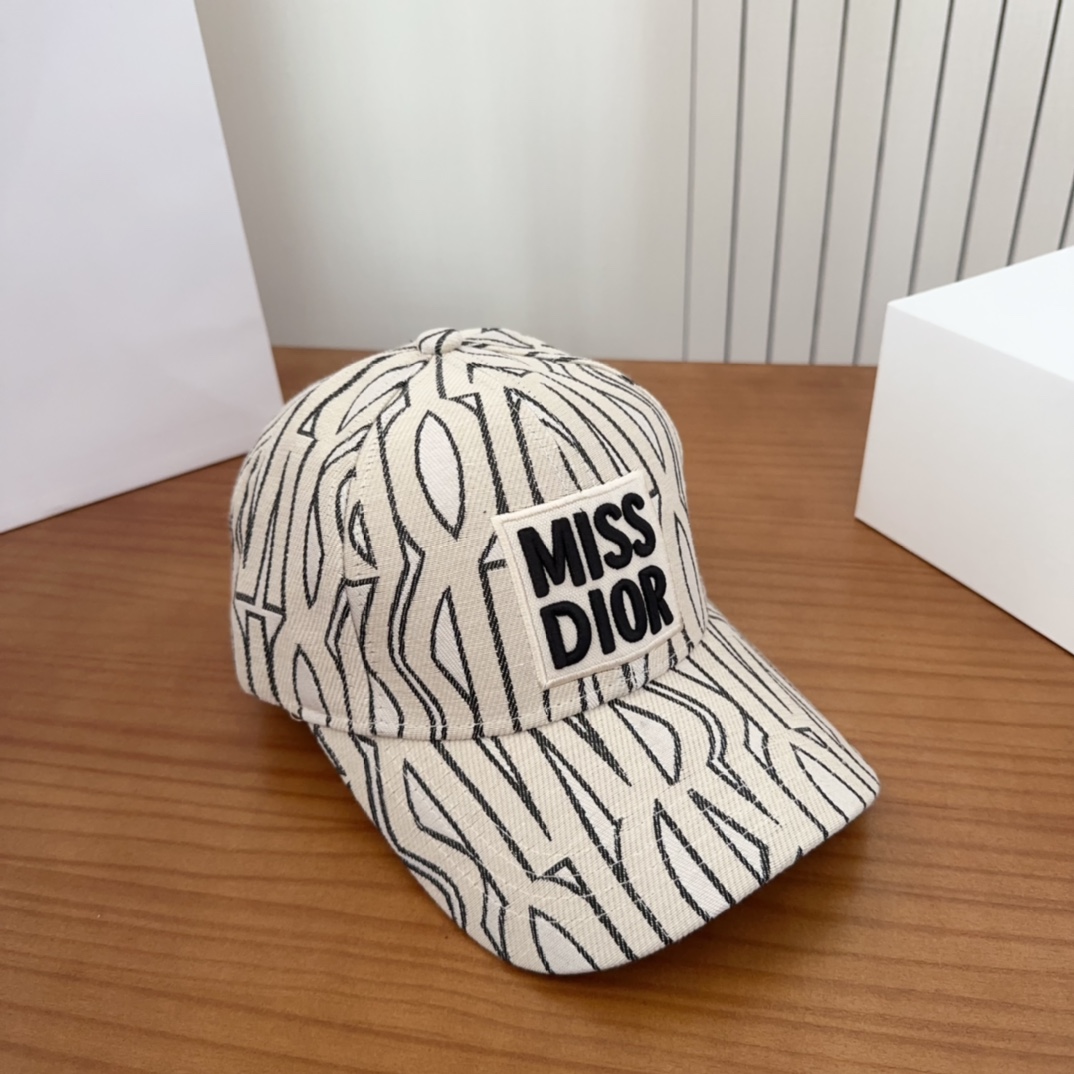 

Dior 迪奥 新款原单棒球帽， 精致純也格调很有感觉，很酷很时尚，专柜断货热门，质量超赞