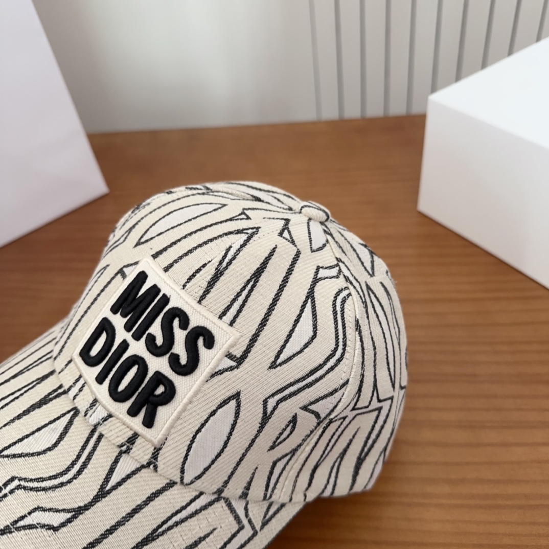 

Dior 迪奥 新款原单棒球帽， 精致純也格调很有感觉，很酷很时尚，专柜断货热门，质量超赞