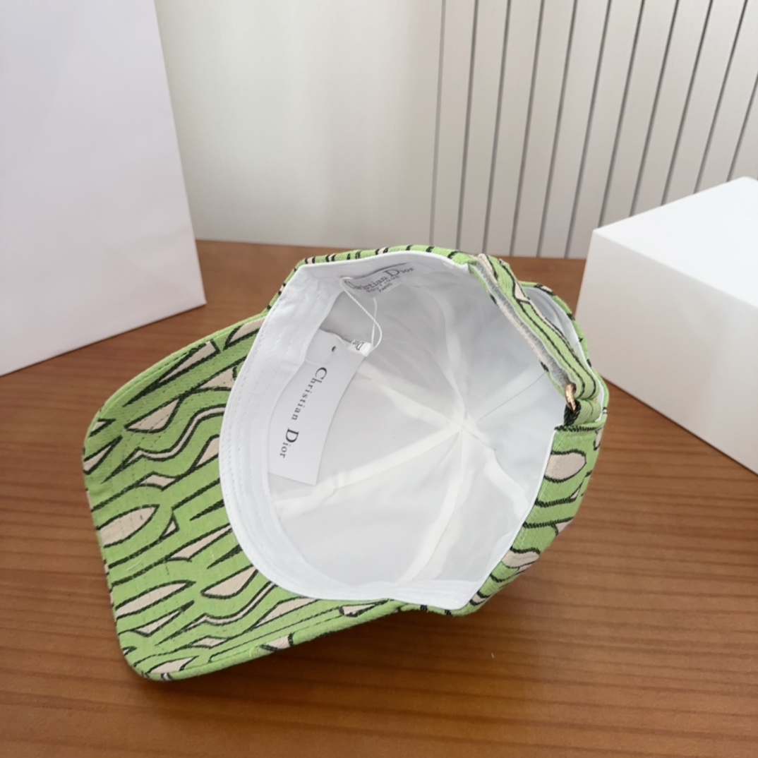 

Dior 迪奥 新款原单棒球帽， 精致純也格调很有感觉，很酷很时尚，专柜断货热门，质量超赞