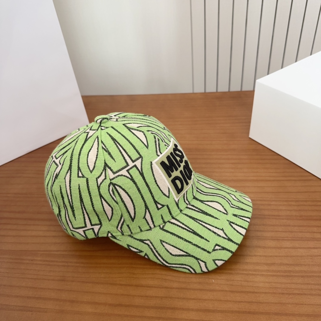 

Dior 迪奥 新款原单棒球帽， 精致純也格调很有感觉，很酷很时尚，专柜断货热门，质量超赞