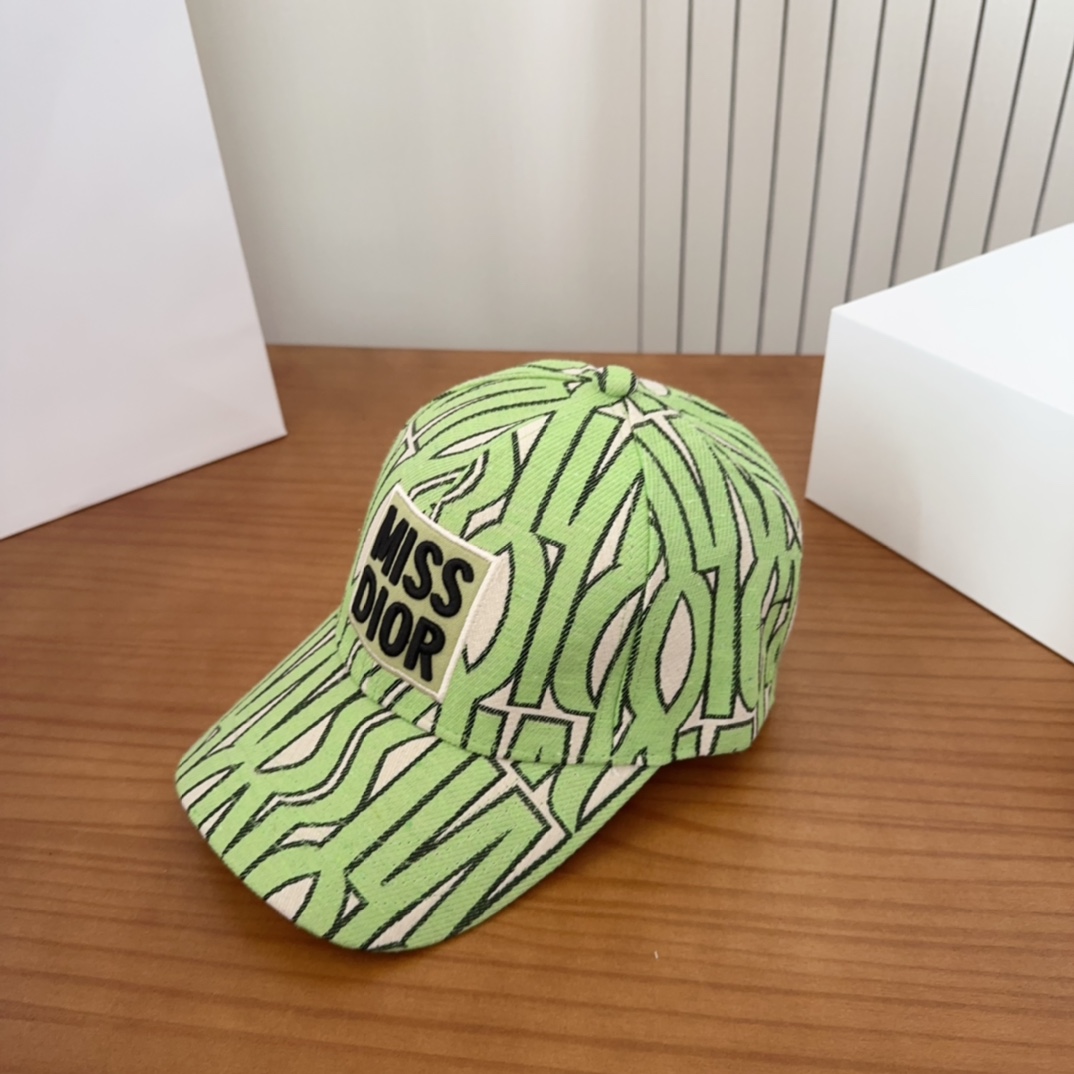 

Dior 迪奥 新款原单棒球帽， 精致純也格调很有感觉，很酷很时尚，专柜断货热门，质量超赞