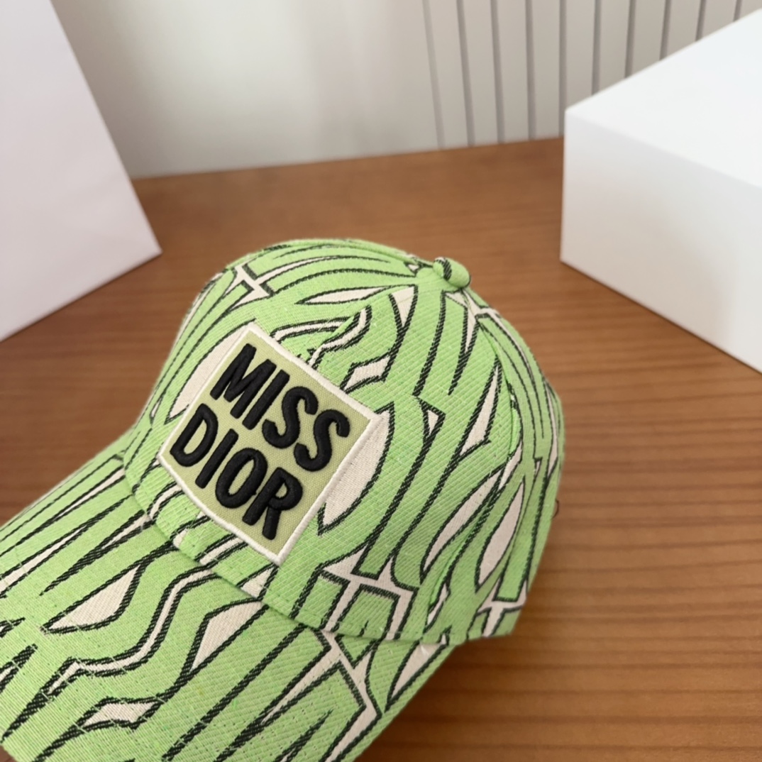 

Dior 迪奥 新款原单棒球帽， 精致純也格调很有感觉，很酷很时尚，专柜断货热门，质量超赞