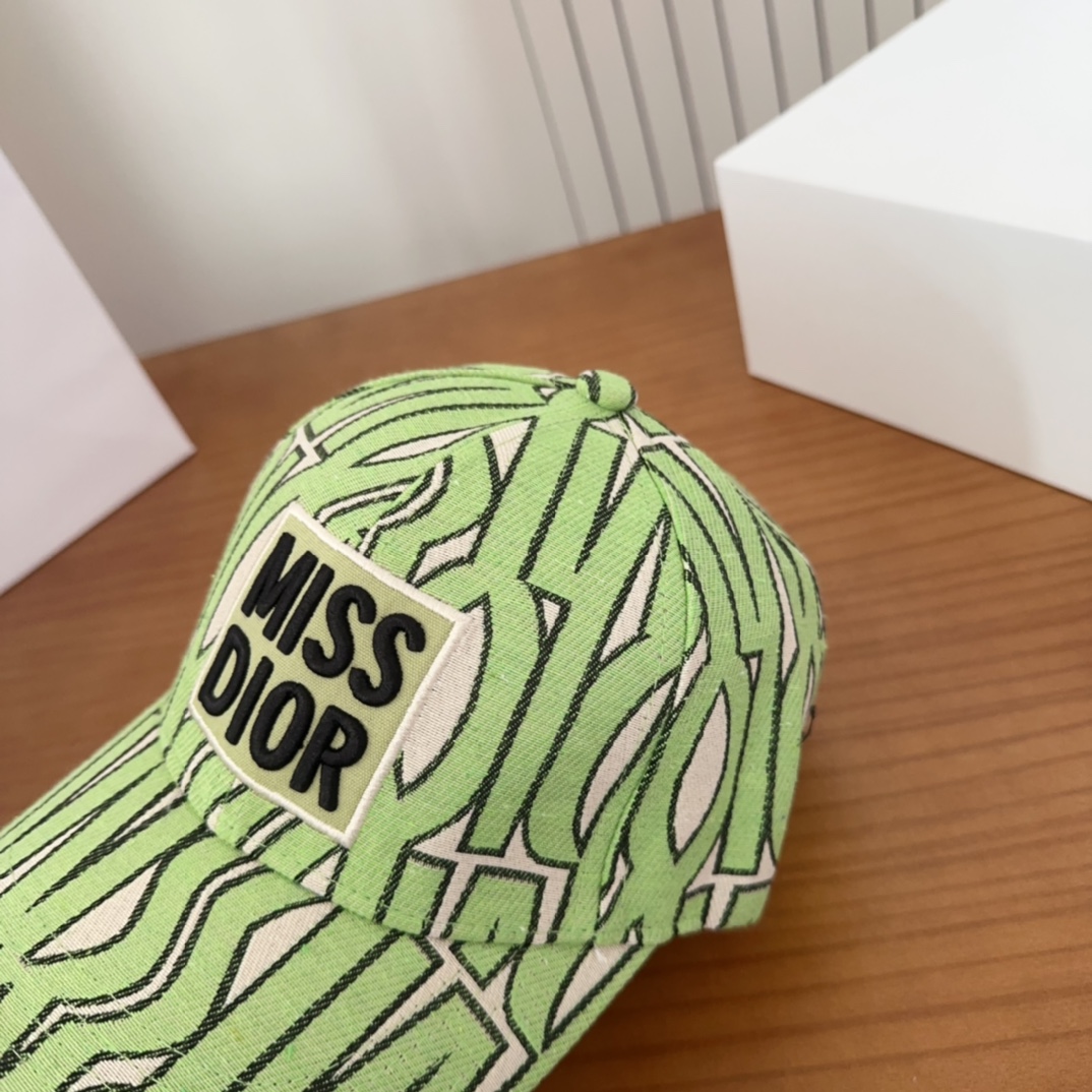 

Dior 迪奥 新款原单棒球帽， 精致純也格调很有感觉，很酷很时尚，专柜断货热门，质量超赞