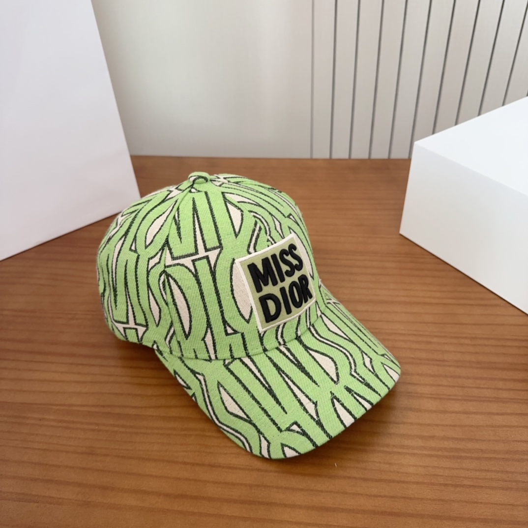 

Dior 迪奥 新款原单棒球帽， 精致純也格调很有感觉，很酷很时尚，专柜断货热门，质量超赞