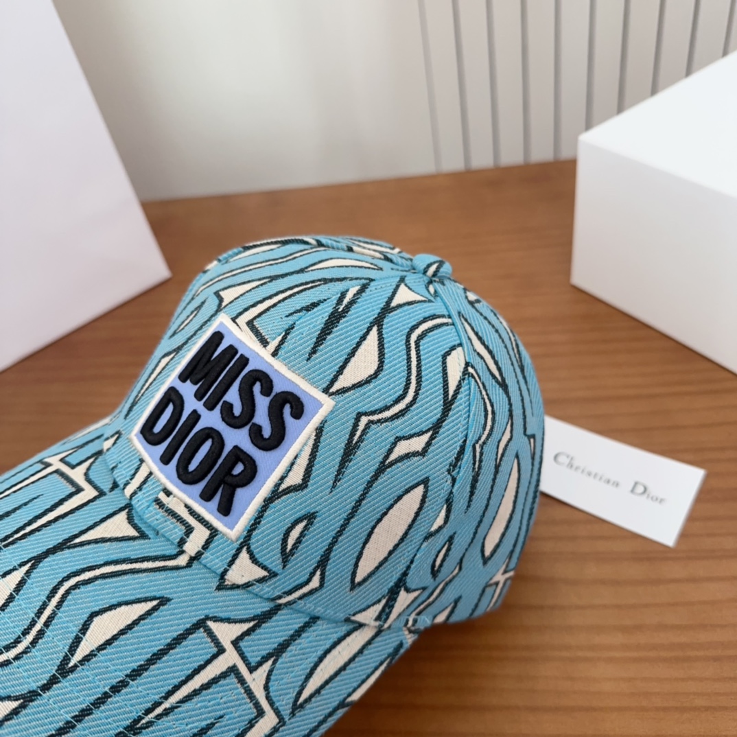 

Dior 迪奥 新款原单棒球帽， 精致純也格调很有感觉，很酷很时尚，专柜断货热门，质量超赞