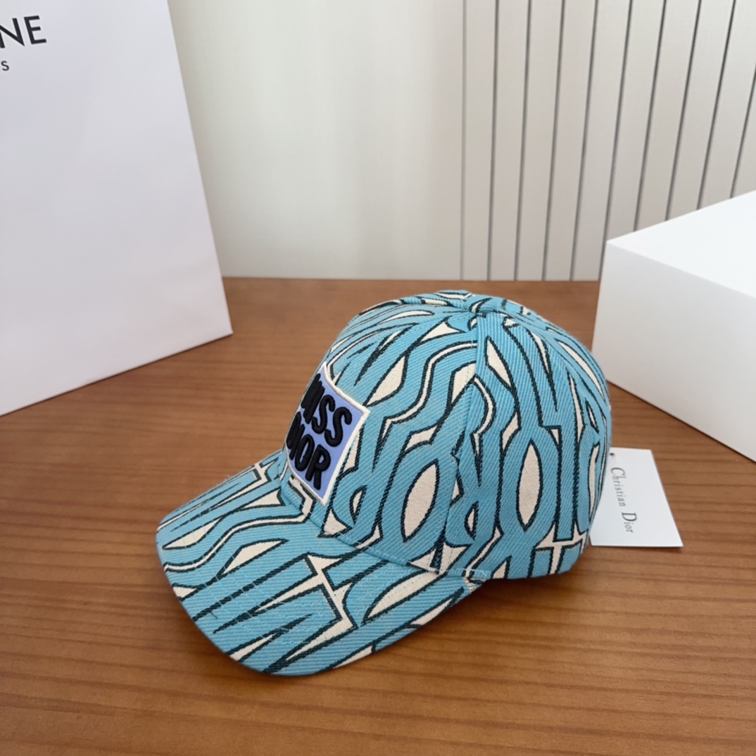 

Dior 迪奥 新款原单棒球帽， 精致純也格调很有感觉，很酷很时尚，专柜断货热门，质量超赞