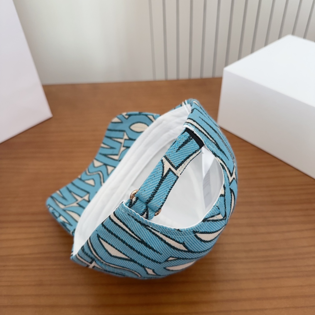 

Dior 迪奥 新款原单棒球帽， 精致純也格调很有感觉，很酷很时尚，专柜断货热门，质量超赞