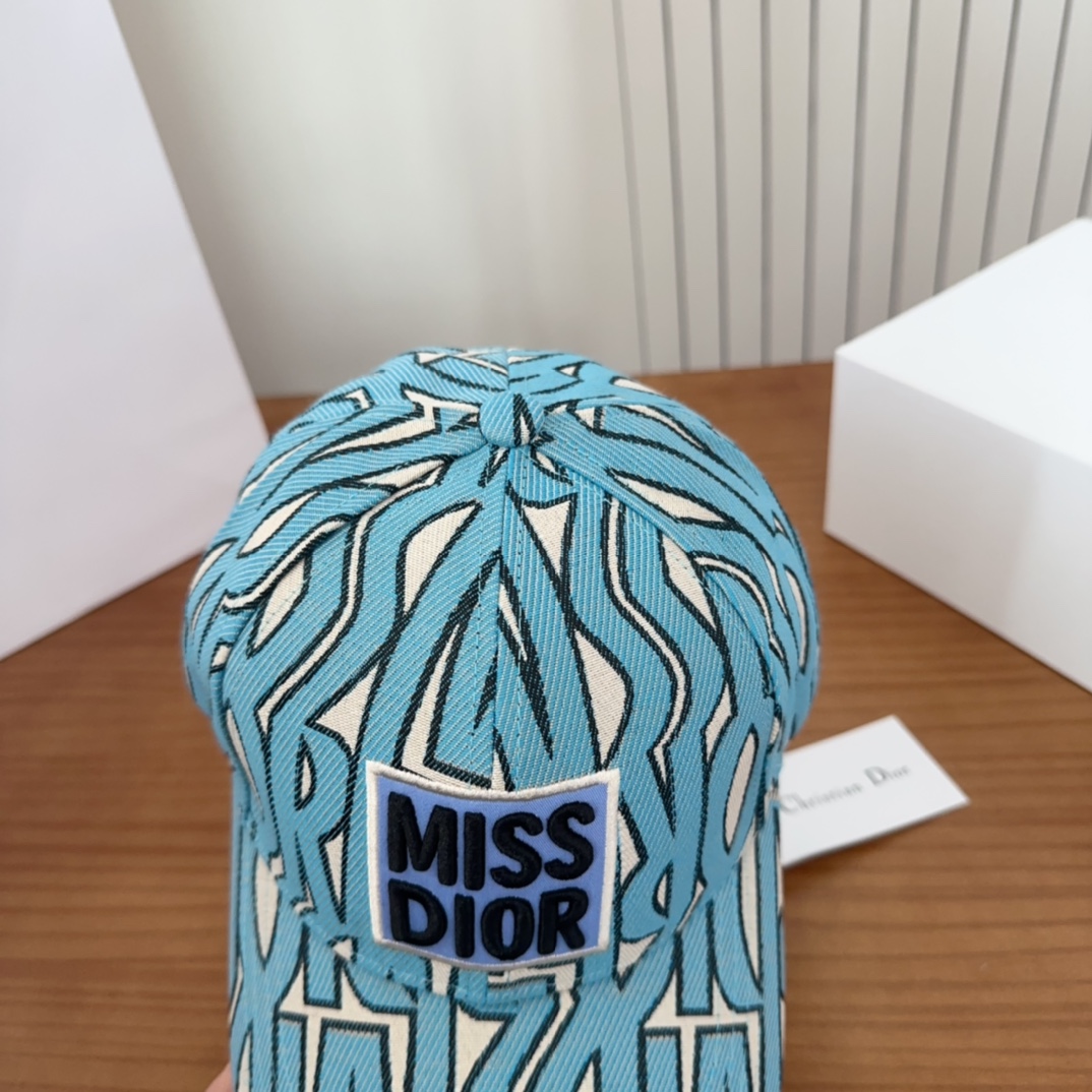 

Dior 迪奥 新款原单棒球帽， 精致純也格调很有感觉，很酷很时尚，专柜断货热门，质量超赞