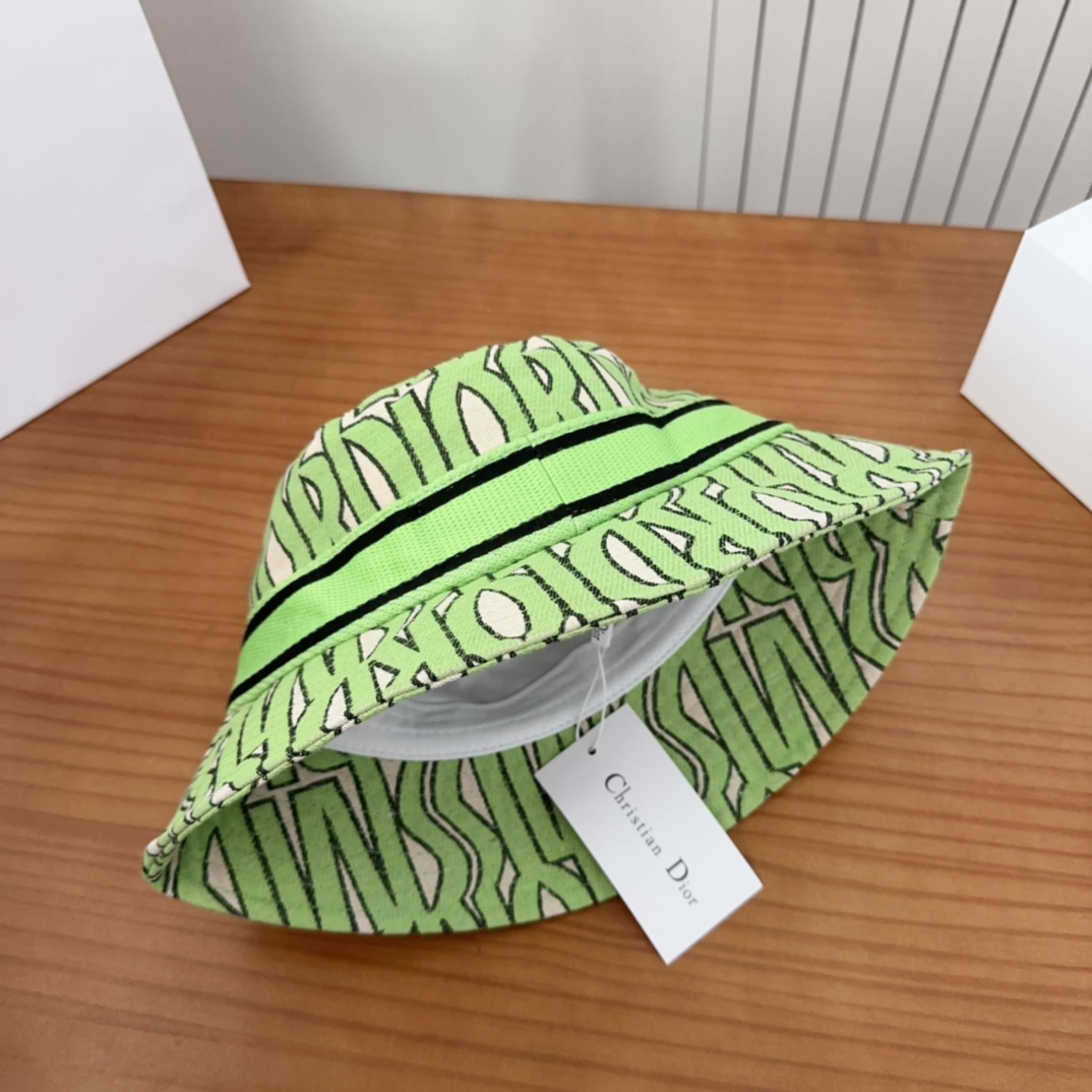 

Dior 迪奥 新款原单渔夫帽， 精致純也格调很有感觉，很酷很时尚，专柜断货热门，质量超赞