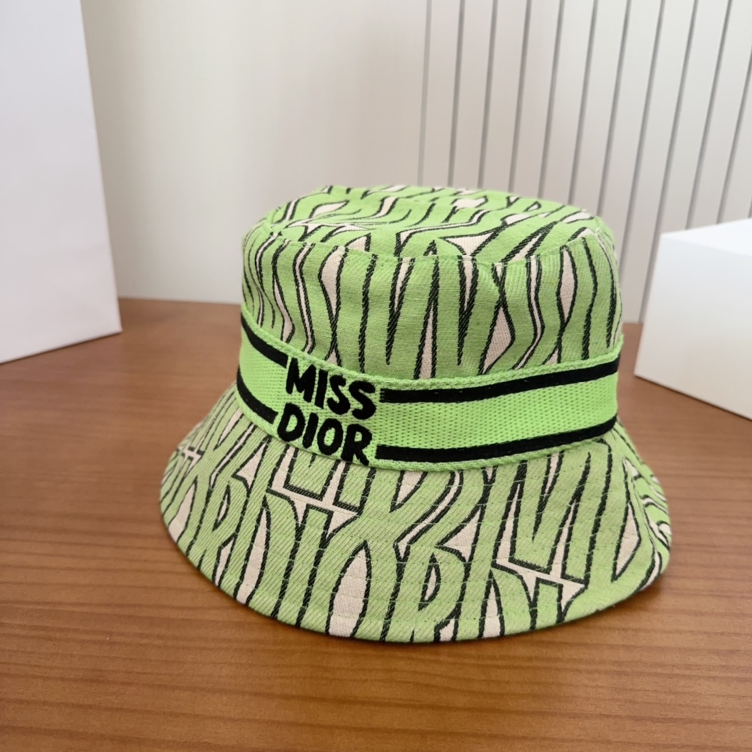 

Dior 迪奥 新款原单渔夫帽， 精致純也格调很有感觉，很酷很时尚，专柜断货热门，质量超赞