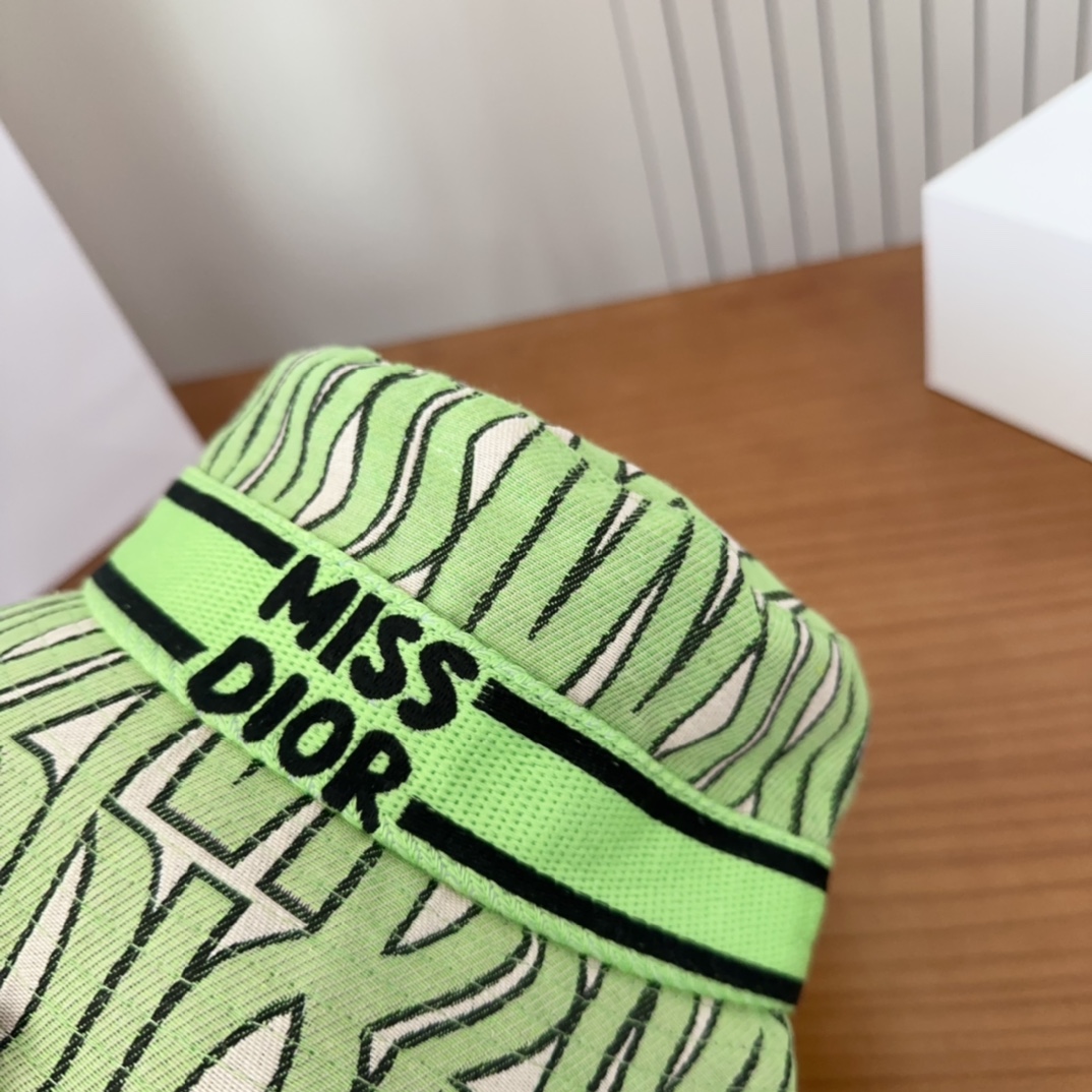 

Dior 迪奥 新款原单渔夫帽， 精致純也格调很有感觉，很酷很时尚，专柜断货热门，质量超赞