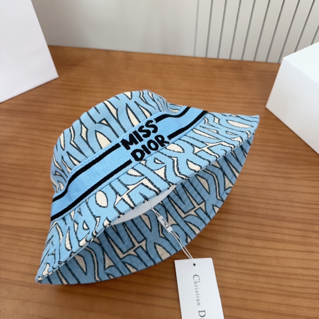 

Dior 迪奥 新款原单渔夫帽， 精致純也格调很有感觉，很酷很时尚，专柜断货热门，质量超赞