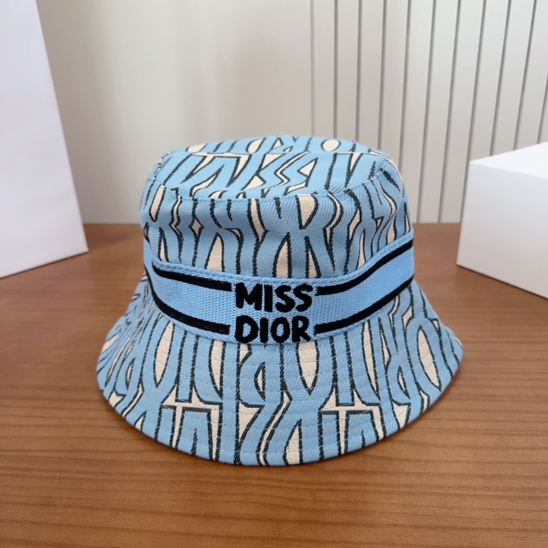 

Dior 迪奥 新款原单渔夫帽， 精致純也格调很有感觉，很酷很时尚，专柜断货热门，质量超赞