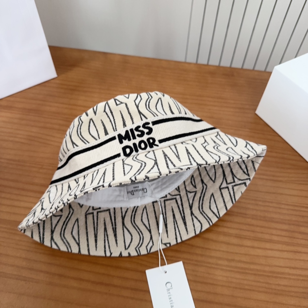 

Dior 迪奥 新款原单渔夫帽， 精致純也格调很有感觉，很酷很时尚，专柜断货热门，质量超赞