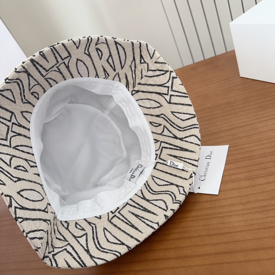 

Dior 迪奥 新款原单渔夫帽， 精致純也格调很有感觉，很酷很时尚，专柜断货热门，质量超赞