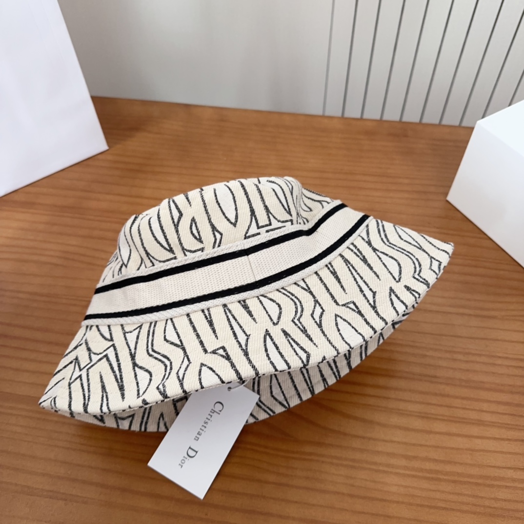 

Dior 迪奥 新款原单渔夫帽， 精致純也格调很有感觉，很酷很时尚，专柜断货热门，质量超赞