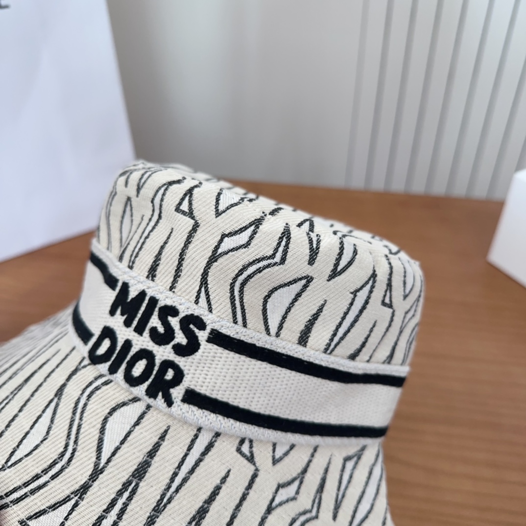 

Dior 迪奥 新款原单渔夫帽， 精致純也格调很有感觉，很酷很时尚，专柜断货热门，质量超赞