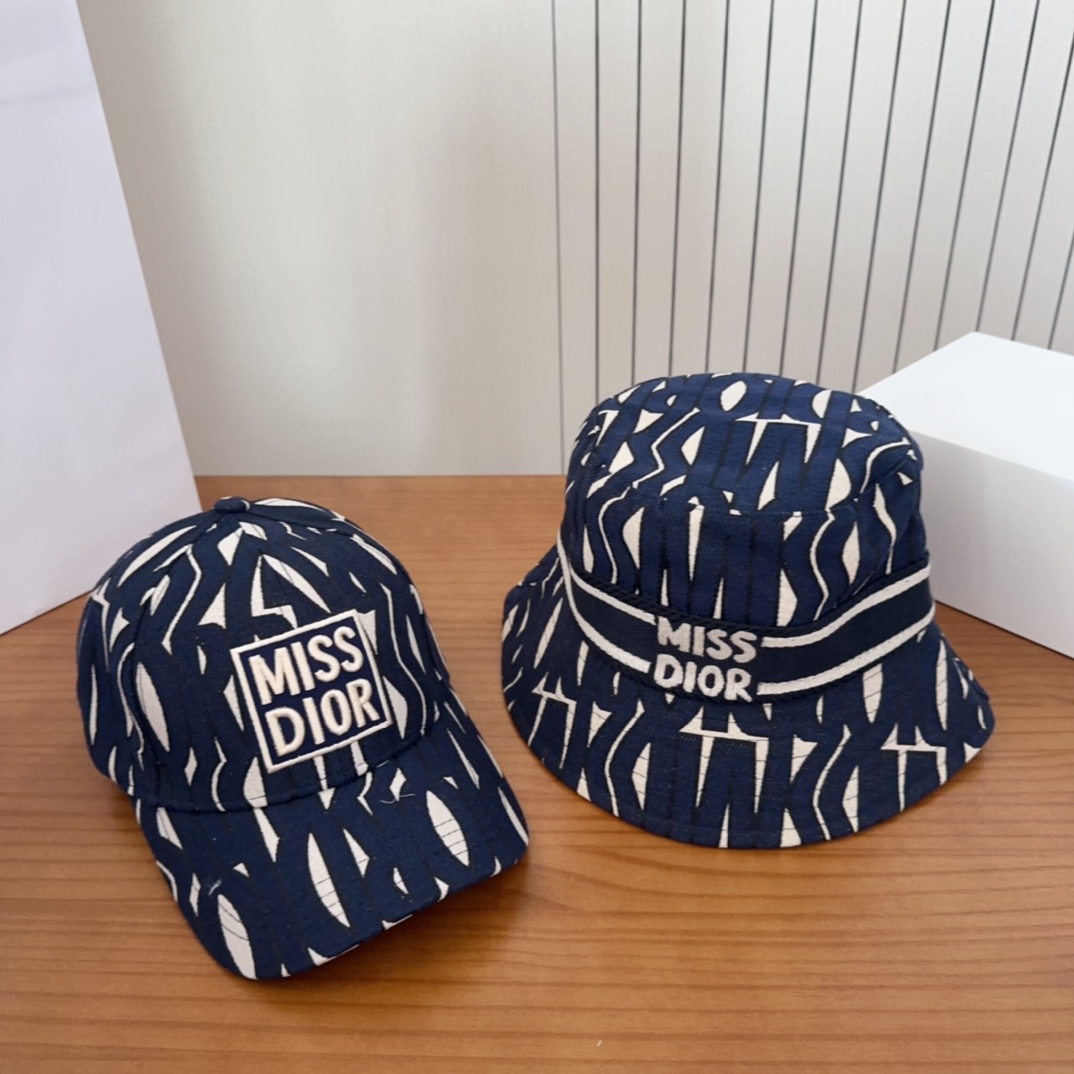 

Dior 迪奥 新款原单渔夫帽， 精致純也格调很有感觉，很酷很时尚，专柜断货热门，质量超赞