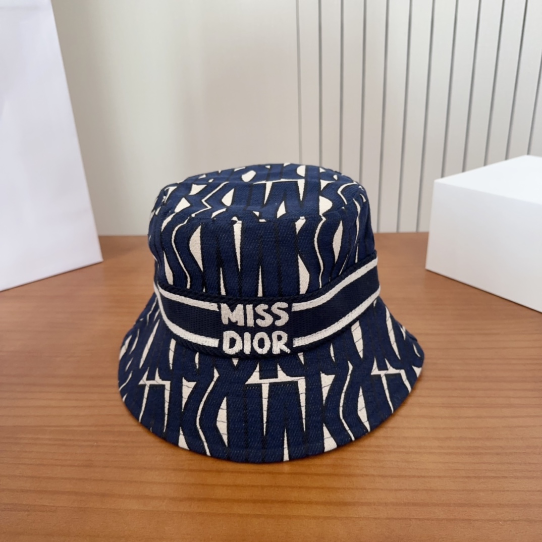 

Dior 迪奥 新款原单渔夫帽， 精致純也格调很有感觉，很酷很时尚，专柜断货热门，质量超赞